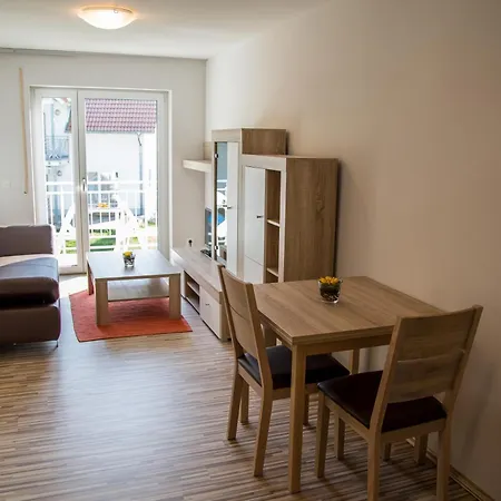 Gaestehaus Und Lamm Garni מלון 4*